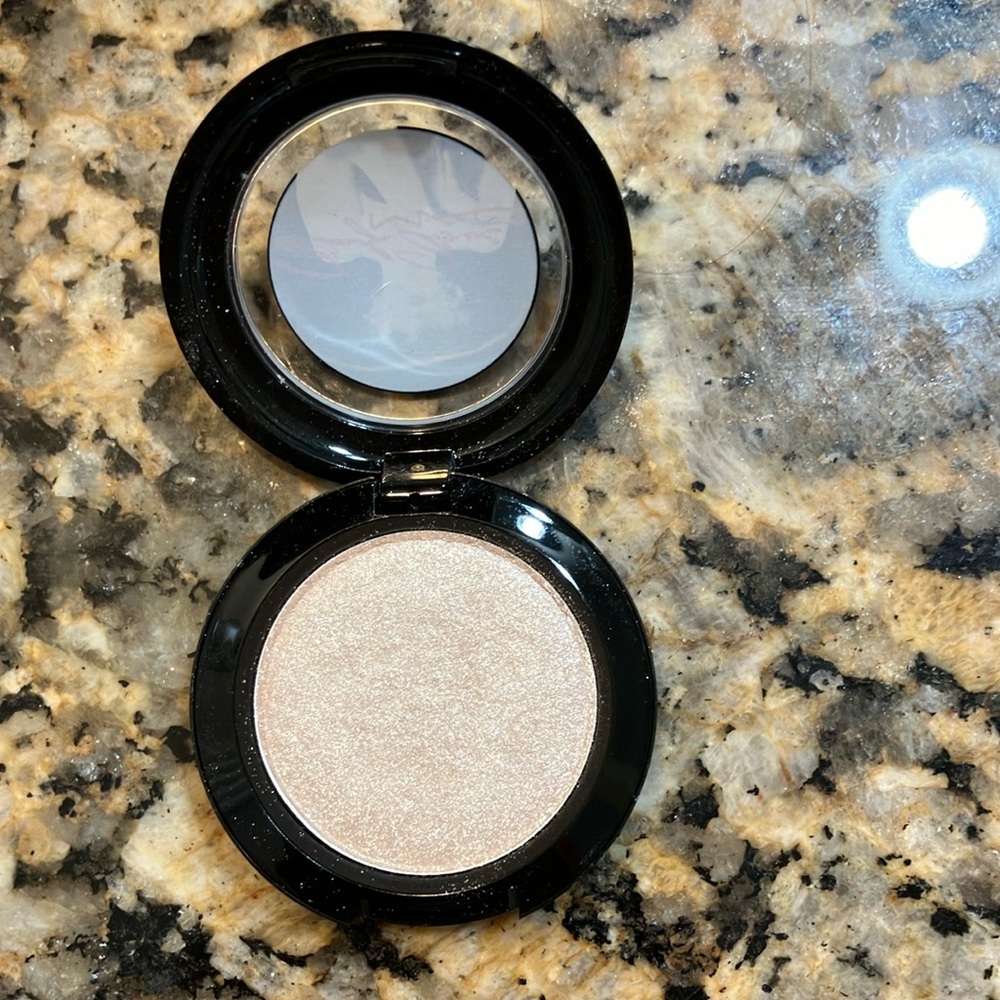 MAC Cosmetics Marilyn Monroe preferred blonde eyeshadow